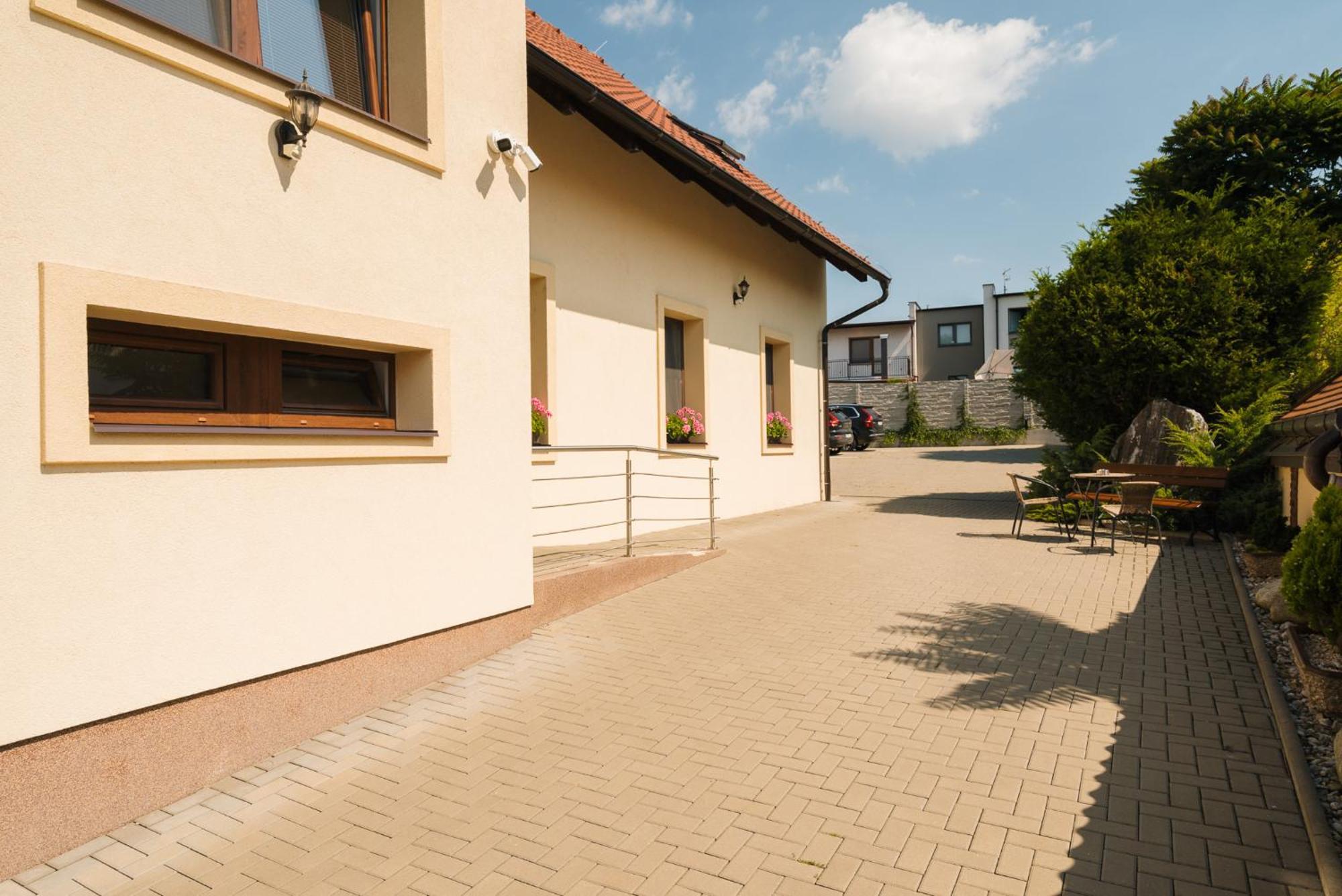 Penzion Sezemice Exteriör bild